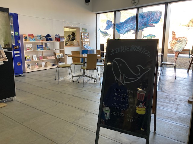 カフェとガラス壁画